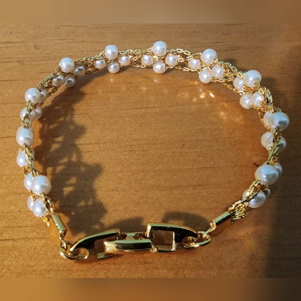 Elegant Gold and Pearl Jewelry Set - Picture 2 of 10